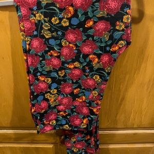 Tall & Curvy leggings from LulaRoe. Pretty roses print. Like new
